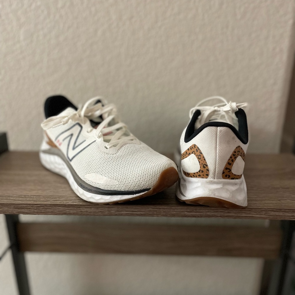 Women’s 7 New Balance sneakers